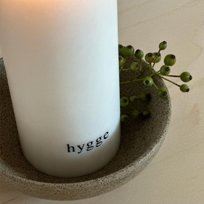 Køb Bloklys HYGGE | 199,95 | Fri fragt over 249 kr. | Hurtig levering | Dag til dag levering | Åbenlys | Lys, Jul, Julelys, Decemberlys, Juledekoration