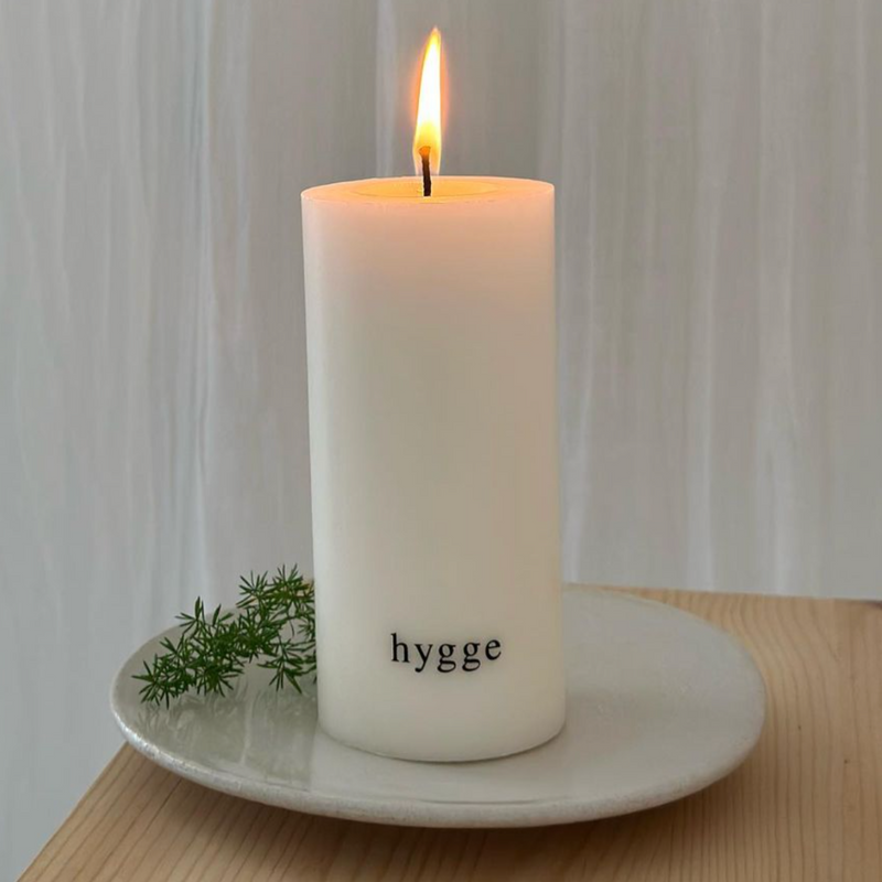 Køb Bloklys HYGGE | 199,95 | Fri fragt over 249 kr. | Hurtig levering | Dag til dag levering | Åbenlys | Lys, Jul, Julelys, Decemberlys, Juledekoration