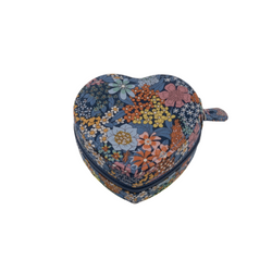 Køb Smykkeskrin Heart i Liberty stof med lille pung | 449,00 | Fri fragt over 149 kr. | Hurtig levering | Dag til dag levering | Bon Dep | Etui, Toiletsager, Smykker, Smykke opbevaring, Smykkeæske, Æske, Skrin