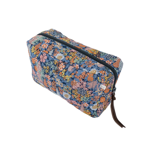 Toilettaske i blomsterprint. Tasken kan bruges som toilettaske, makeup pung eller clutch | Hurtig levering | Fri fragt fra 149 kr.