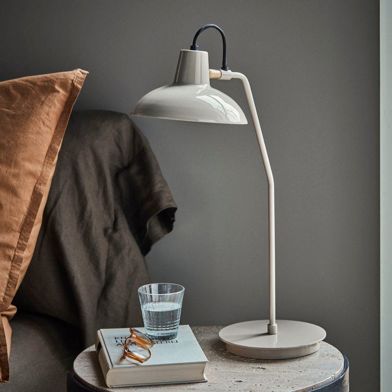 Bordlampe Desk fra House Doctor er en smuk bordlampe med retrolook, med messing detaljer | Hurtig levering | Fri fragt fra 249 kr.