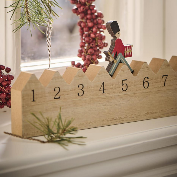 Køb Julekalender 1-24 | fra 79,95 | Fri fragt over 249 kr. | Hurtig levering | Dag til dag levering | Ib Laursen | Julekalender, Nedtælling, Nedtællings-kalender, Nedtælling til jul, December, Juledekoration, Pakkekalender, Julekalender 1-24 gående garder 