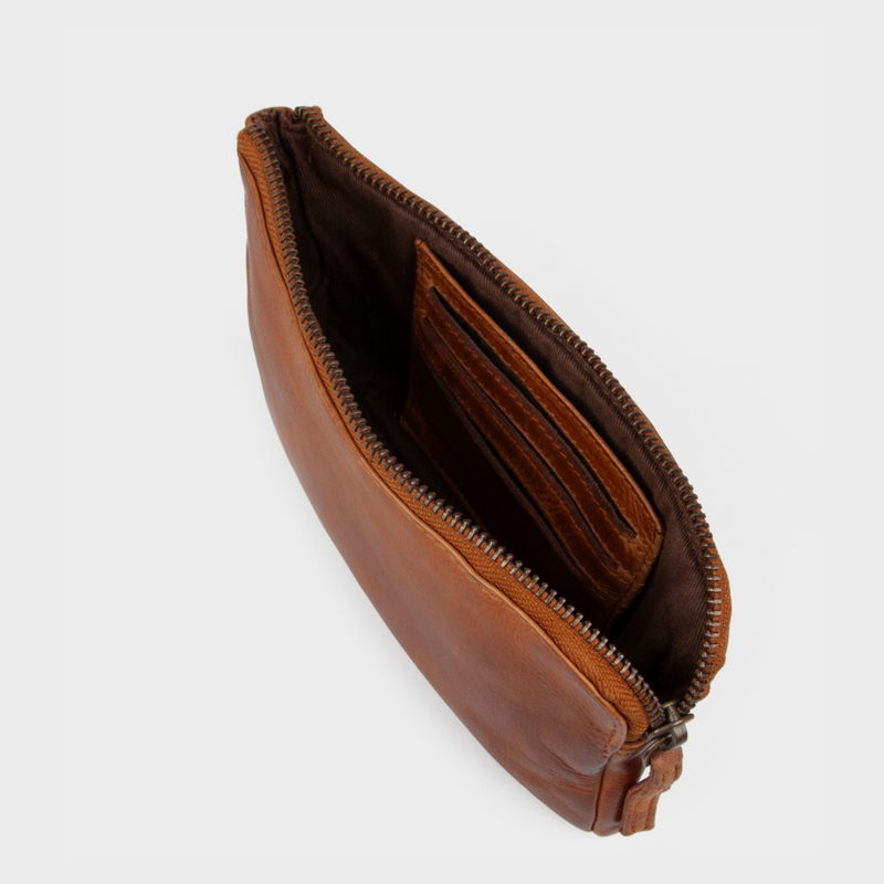 Lækker taske i skind | Clutch Shelby Urban | Findes i to farver |  Cognac & Sort  | 349,00 kr. | Hurtig levering | Fri fragt fra 249 kr