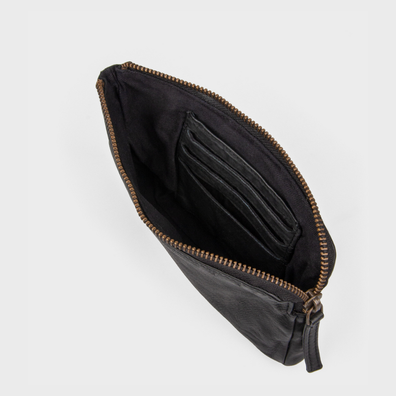 Lækker taske i skind | Clutch Shelby Urban | Findes i to farver |  Cognac & Sort  | 349,00 kr. | Hurtig levering | Fri fragt fra 249 kr