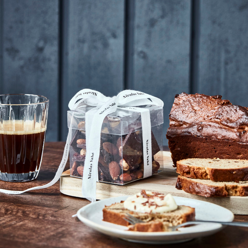 Køb Mørk chokolade - Tørret frugt & nødder | 129,95 | Fri fragt fra 249 kr. | Hurtig levering | Dag til dag levering | Nicolas Vahé, Society of Lifestyle | Til den søde tand, Lækkerier, Gave, Mandelgave,