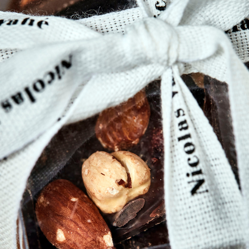 Køb Mørk chokolade - Tørret frugt & nødder | 129,95 | Fri fragt fra 249 kr. | Hurtig levering | Dag til dag levering | Nicolas Vahé, Society of Lifestyle | Til den søde tand, Lækkerier, Gave, Mandelgave,