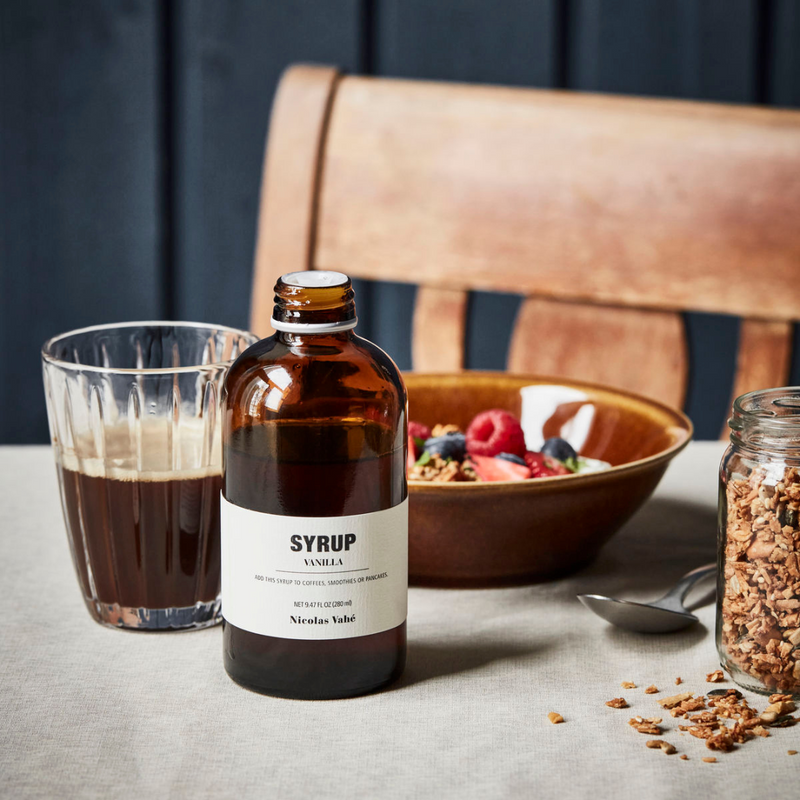 Køb Sirup // Syrup | 79,95 | Fri fragt over 149 kr. | Hurtig levering | Dag til dag levering | Nicolas Vahé, Society of Lifestyle | Sirupsmag, Siruplikør, Likør, Smag, Vanilje, Vaniljesirup, Karamel, Karamelsirup