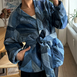 Køb Denim Jakke Marlene Patchwork Blue | 1.749,00 | Findes i flere farver | Fri fragt over 149 kr. | Hurtig levering | Dag til dag levering | Sissel Edelbo | Vatteret jakke, Quiltet jakke, Skjorte, Vatteret skjorte, Quiltet skjorte