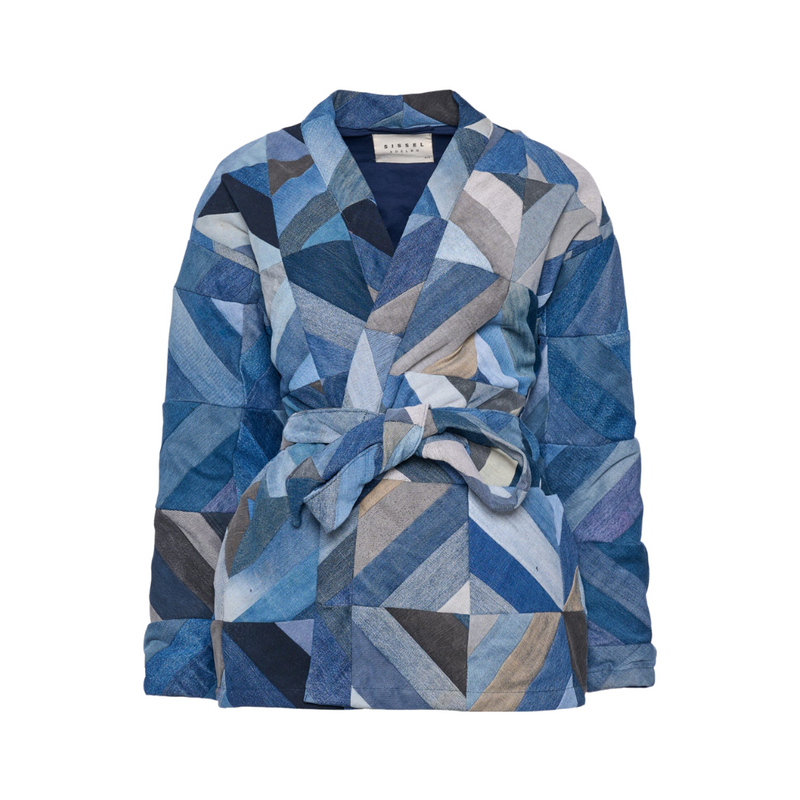 Køb Denim Jakke Marlene Patchwork Blue | 1.749,00 | Findes i flere farver | Fri fragt over 149 kr. | Hurtig levering | Dag til dag levering | Sissel Edelbo | Vatteret jakke, Quiltet jakke, Skjorte, Vatteret skjorte, Quiltet skjorte