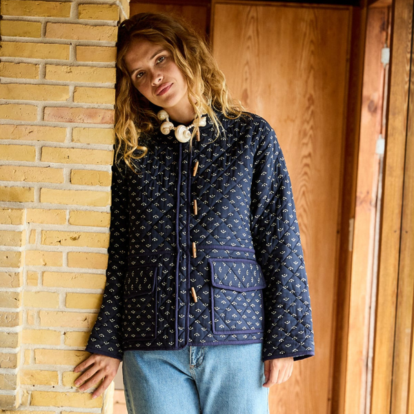 Den quiltede jakke er den perfekte tilføjelse til din garderobe. Brug  som cardigan, kimono eller overgangsjakke | Hurtig levering | Fri fragt fra 149 kr.