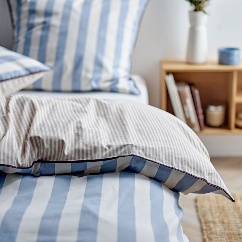 Køb Sengetøj Parallel Linen blue | fra 699,00 | Fri fragt over 149 kr. | Fri fragt over 149 kr. | Hurtig levering | Dag til dag levering | Södahl | Sengelinned, Pudebetræk, Dynebetræk, Soveværelse, Stribet, Striber, Bomuld-satinvævning, Økologisk bomuld, OEKO-TEX