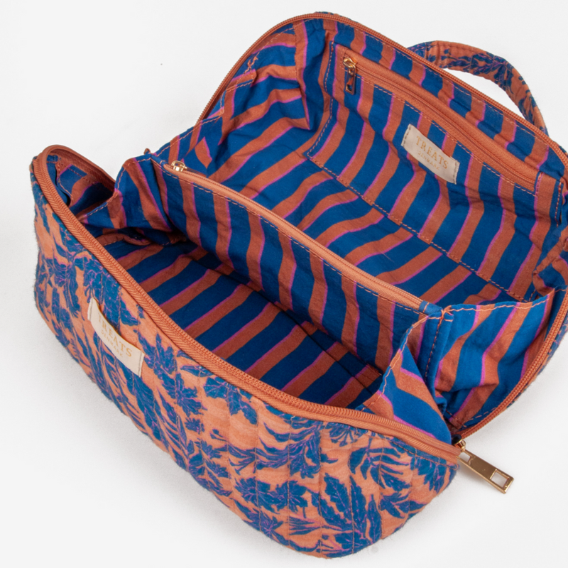 Køb Toilettaske Else Bloom Blue Floral | 349,00 | Fri fragt over 249 kr. | Hurtig levering | Dag til dag levering | Treats, AXELSEN & SÖN A/S | Etui, Clutch, Taske, Rejse, Toiletsager