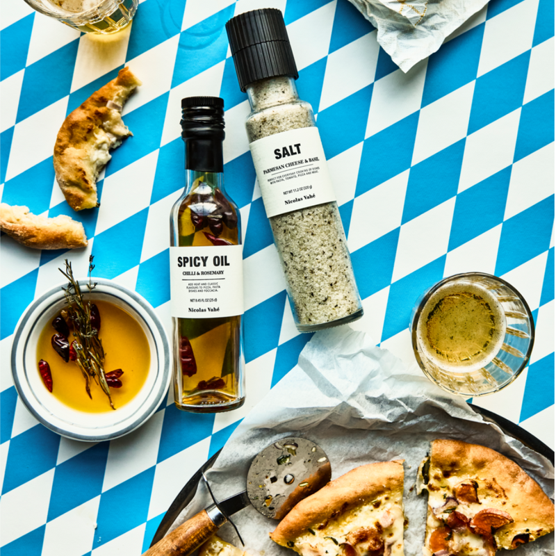 Køb Gavesæt Pizza Kit Seasoning & oil - sæt af 2 dele | 229,95 | Fri fragt fra 249 kr. | Hurtig levering | Dag til dag levering | Nicolas Vahé, Society of Lifestyle |